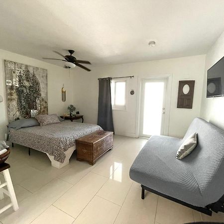 Private Studio Blocks From Coconut Grove マイアミ エクステリア 写真