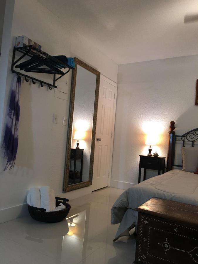 Private Studio Blocks From Coconut Grove マイアミ エクステリア 写真