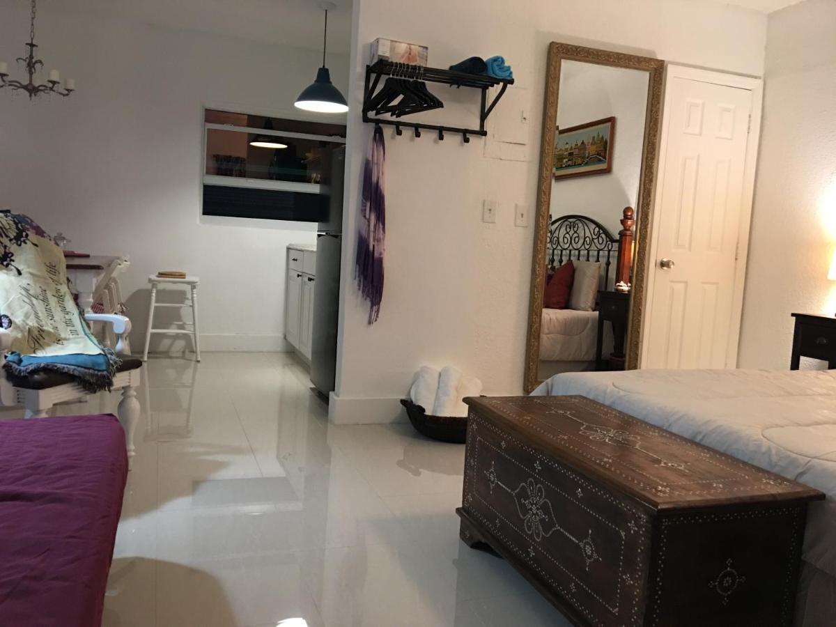 Private Studio Blocks From Coconut Grove マイアミ エクステリア 写真