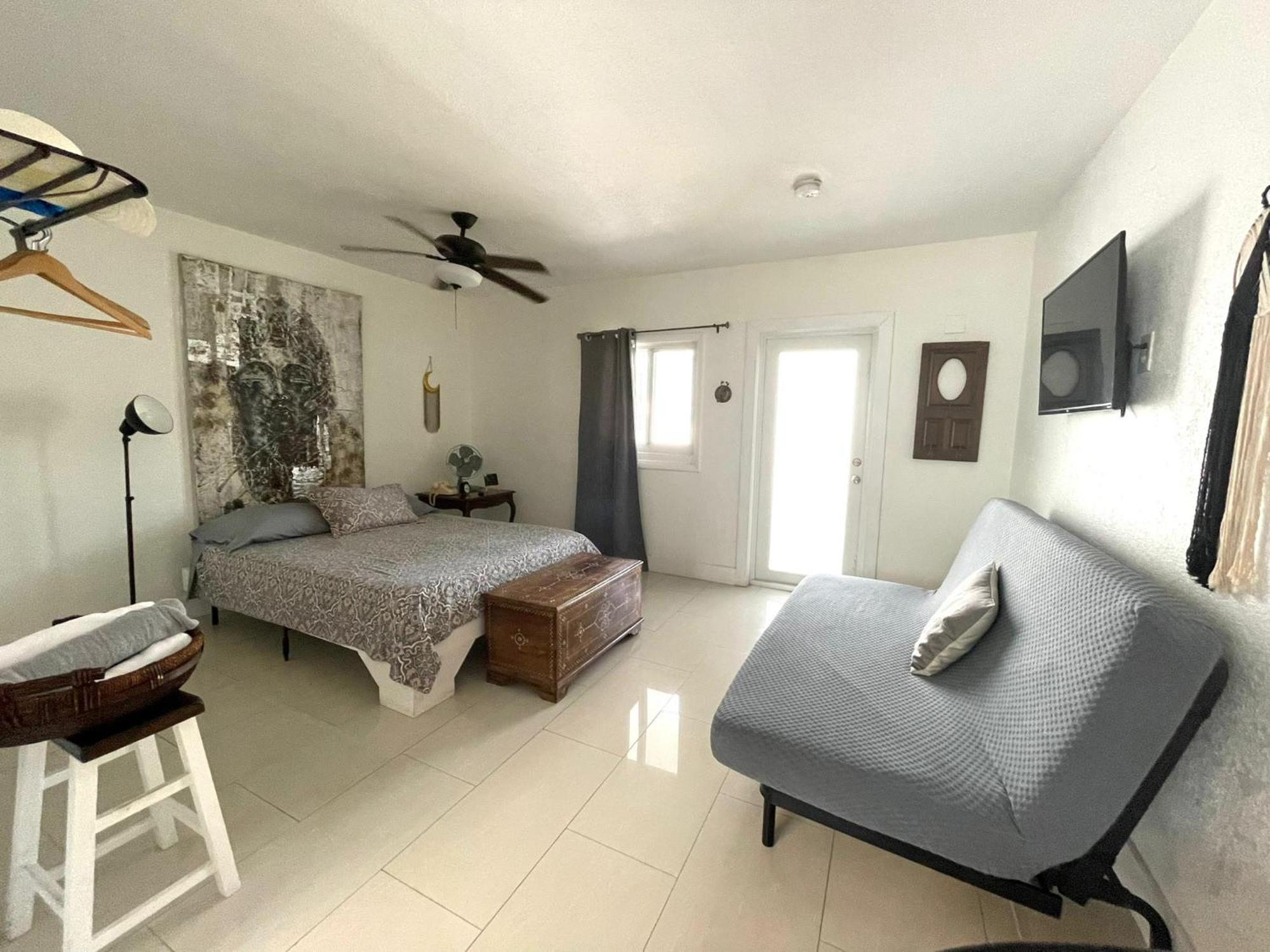 Private Studio Blocks From Coconut Grove マイアミ エクステリア 写真