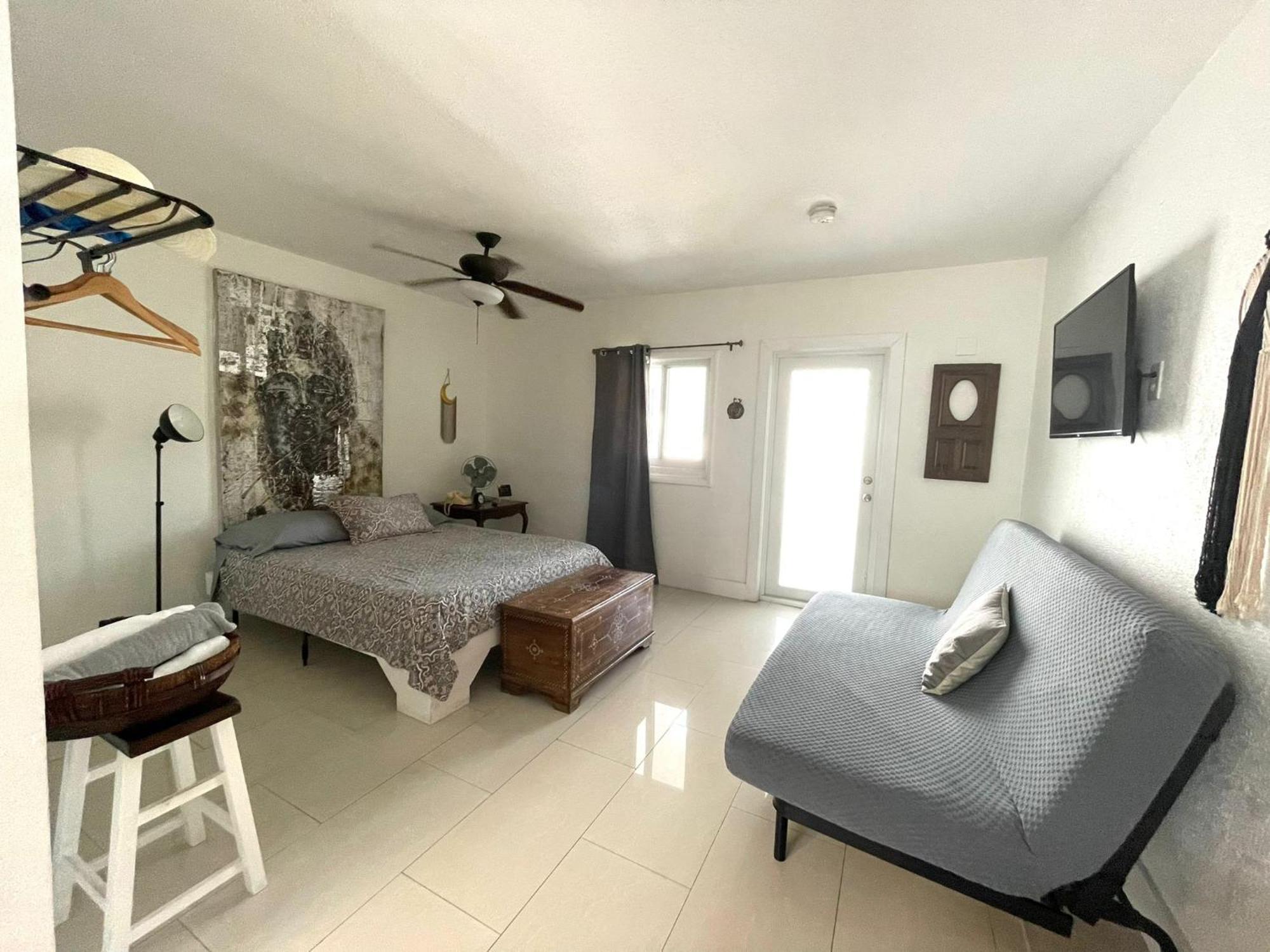 Private Studio Blocks From Coconut Grove マイアミ エクステリア 写真