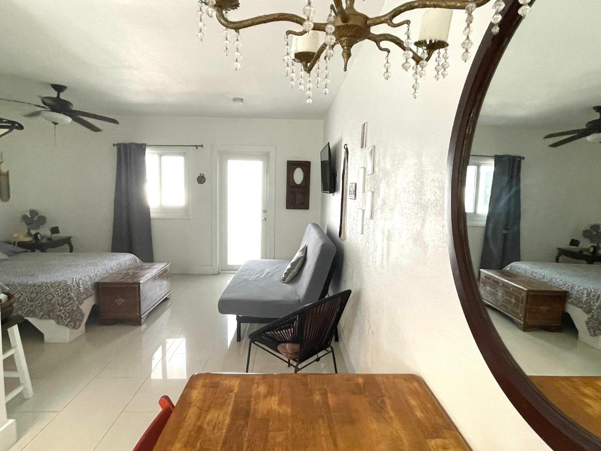 Private Studio Blocks From Coconut Grove マイアミ エクステリア 写真