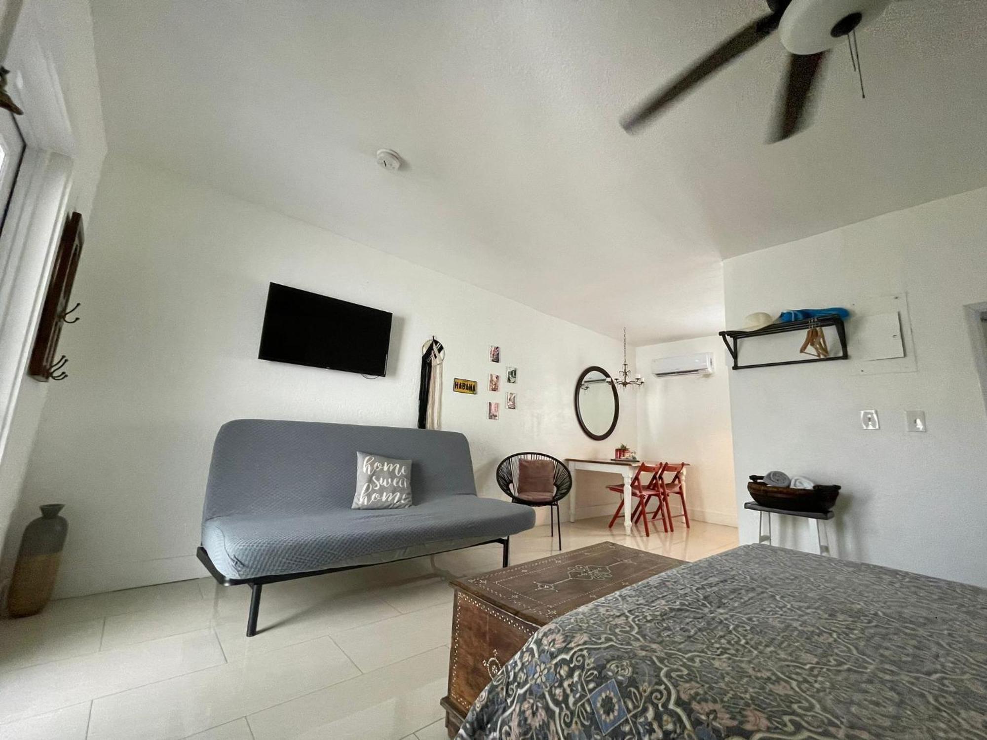 Private Studio Blocks From Coconut Grove マイアミ エクステリア 写真
